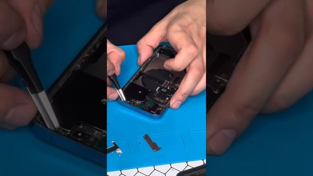 Замена аккумулятора iPhone 13 Pro на снятый оригинал iOS 18 смотреть онлайн