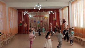 Танец с цветами в младшей группе детского сада