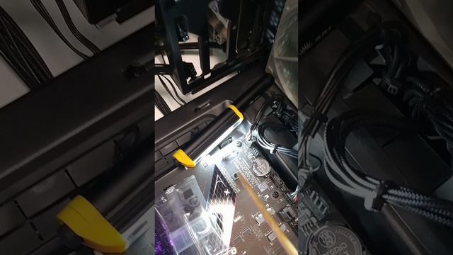 Ставьте резиновые ноги под SSD M2 на ASUS ROG STRIX B850-F. Предотвращайте изгиб печатной платы SSD. смотреть онлайн