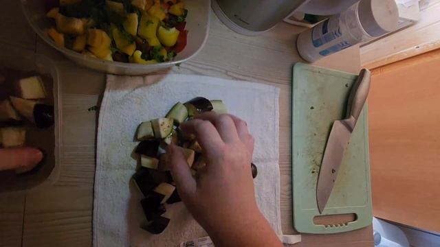 Салат с хрустящими баклажанами и овощами смотреть онлайн