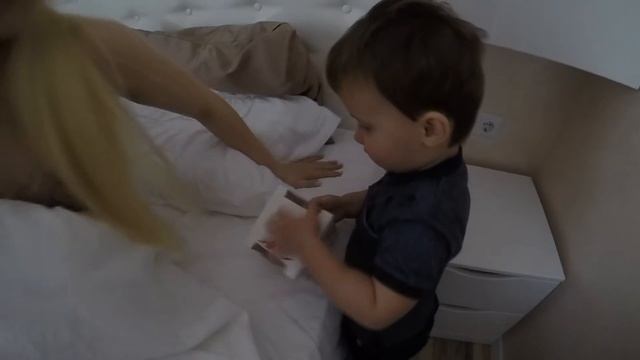С праздником, мамочка! Папа и Владик поздравляют любимую мамочку с Международным женским днем! смотреть онлайн