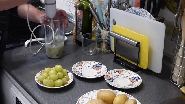 Курица в духовке с виноградом и картофелем. 🐔🥔🍇 смотреть онлайн