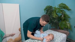 Как правильно брать ребенка на руки и носить?