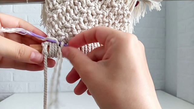 Привязывание подвеса к макраме панно