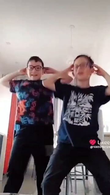 На мне модная футболка. Shorst смотреть онлайн