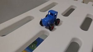 синий Трактор по полям едет за мукой Сережа поем