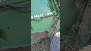 В работа пресс-подборщик JOHN DEERE 550. Видео от клиента