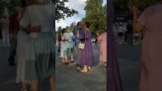 240728 танцы под песню Ой рябина кудрявая белые цветы пар