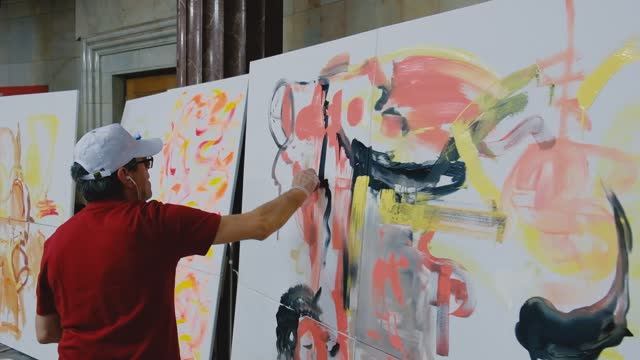 Арт-перформанс художника Давид Ру на станции метро Курская смотреть онлайн