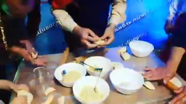 Мужчина + вареники))) проверку прошли! смотреть онлайн
