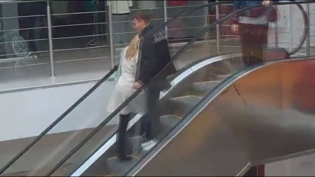 девушка и эскалатор прикол 2013 смотреть онлайн