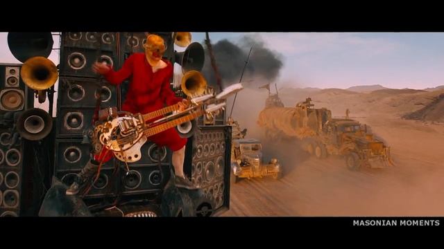 Макс против Гитариста. Прикольный момент=)) | Безумный Макс: Дорога ярости (2015) смотреть онлайн
