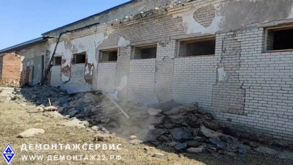 Демонтаж кровли мини-экскаватором