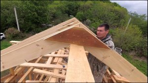 У нас появилась крыша | Ставим стропила