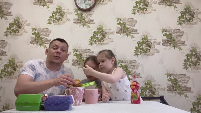 Пробуем уникальные БУРГЕРЫ / Необычные начинки и вкусы смотреть онлайн