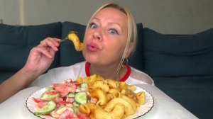 Мукбанг  макароны по яновски ,салат. еда на камеру.