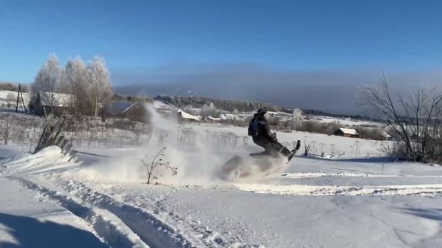 Ларвен с гусеницей от снегохода рысь.