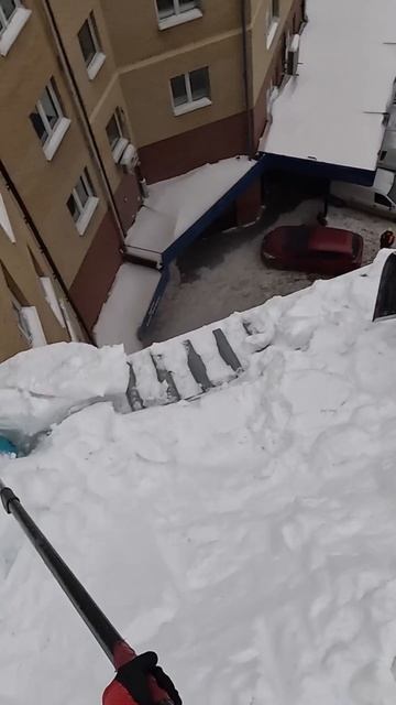 Очистка кровли от снега альпинистами #shortsvideo #shortsyoutube #? смотреть онлайн