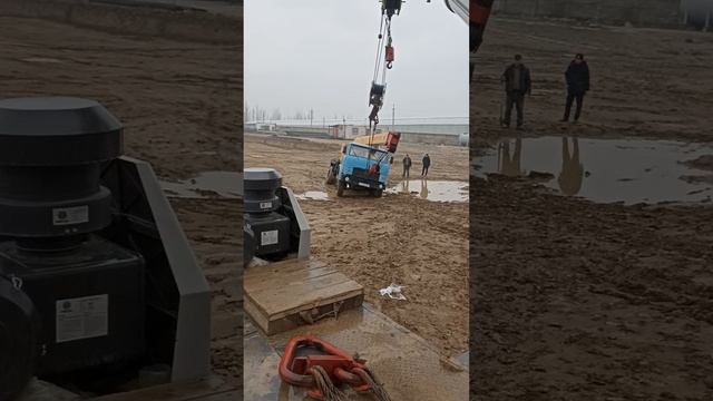 перегруз тянем автокран из болота