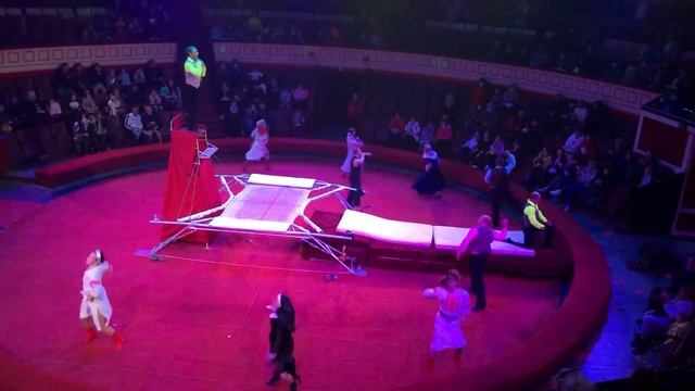 Акробати на батуті п\к Ігоря Байбака. Комічний номер 