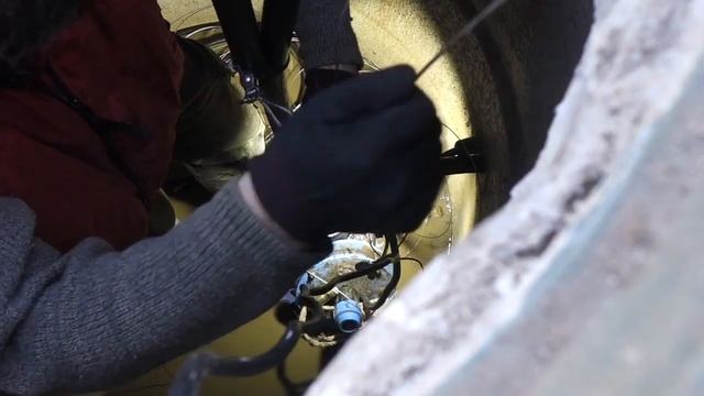 Оборвался трос скважинного насоса, труба ПНД 32 мм упала в скважину, слетев с оголовка как достать. смотреть онлайн