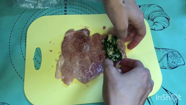 Сочные куриные рулетики со шпинатом #вкусныерецепты #?