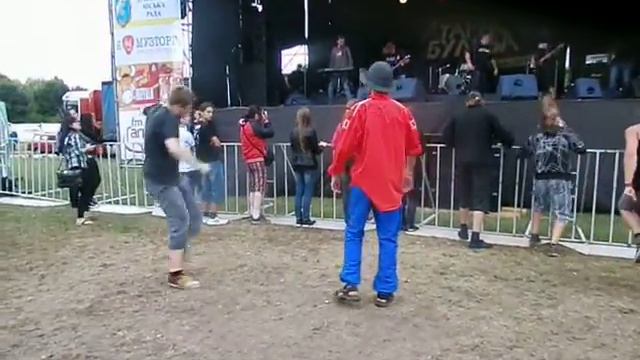 Танець ластівок на фестивалі 