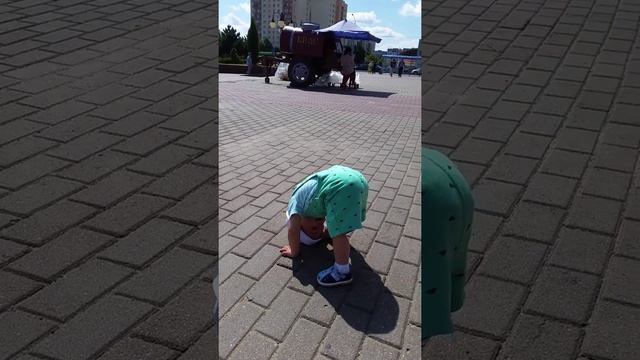 Ребенок веселит всех. Смешное видео на площади смотреть онлайн