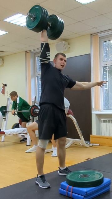 ЛЮТАЯ РЕАКЦИЯ КАЧКА 😳 ОГРОМНАЯ ГАНТЕЛЬ #reaction #motivation #cr смотреть онлайн