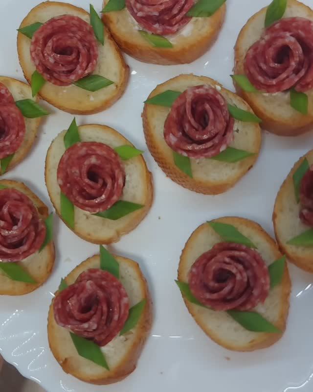 Праздничные бутерброды с сыром и колбасой смотреть онлайн