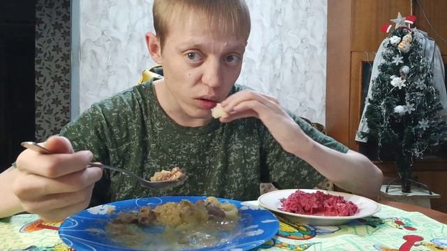 Мукбанг// Картофельное Пюре С Сердцем И Печенью Салат ? смотреть онлайн