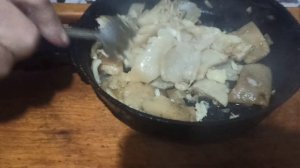 Свиные  шкурки соевом соусе с чесноком