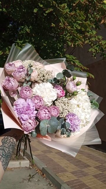 Букет с гортензией кустовыми розами, диантусами, эвка?