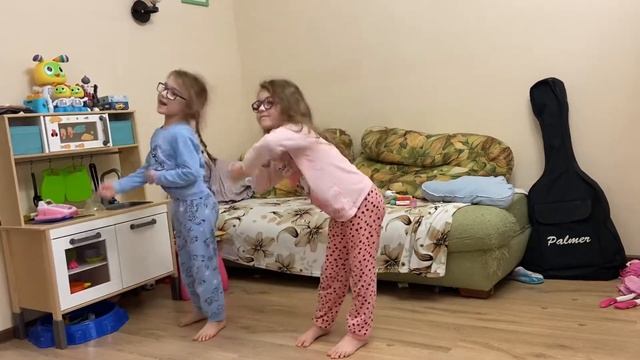 Девочки танцуют 5 лет 3 месяца смотреть онлайн