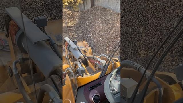 Водитель фронтального погрузчика и его работа.