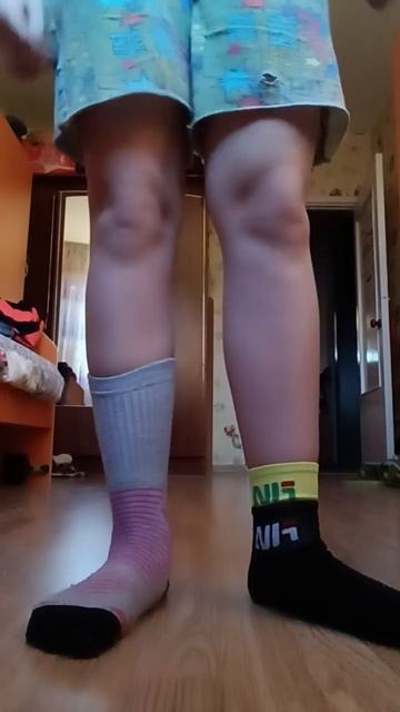 АХХАХАА снимайте этот тренд и отмечайте меня прикол тренда в том что на тебе надеты разные носки) смотреть онлайн