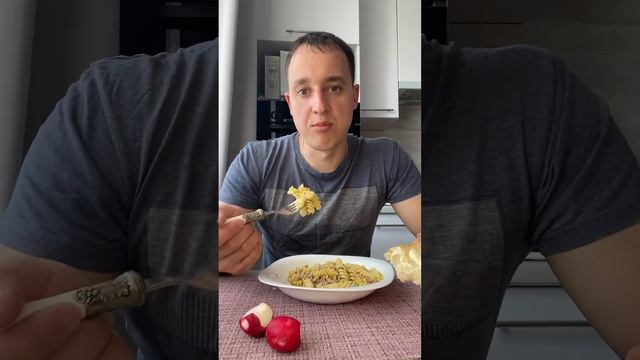 Две редиски #кушаюнакамеру #мукбанг #ужин смотреть онлайн