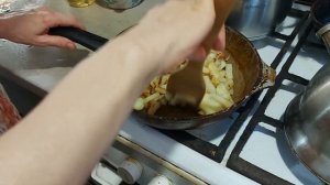 Жаренная картошка, майонез и зелень