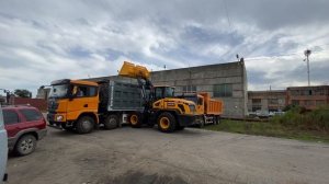 Фронтальный погрузчик BIZON 936 погрузка самосвала с высоким бортом