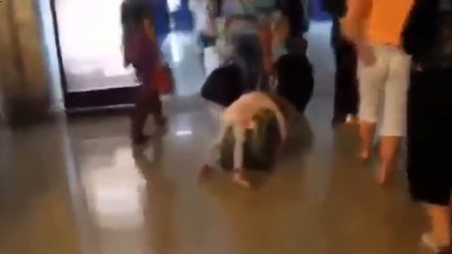 прикольная девочка в аэропорте смотреть онлайн