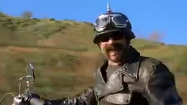 девка прикольнулась над байкером смотреть онлайн