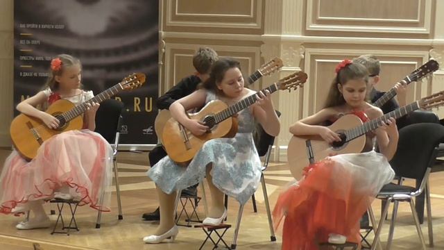 За реченькой диво