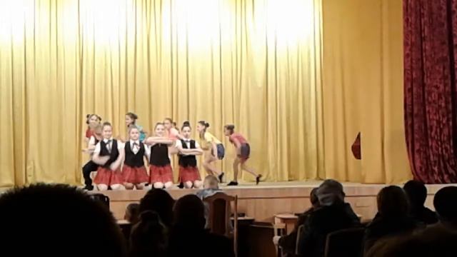 Даша танцует