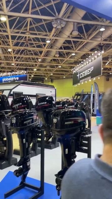 Китайцы в центре Москвы #shorts #лодка #топ #boat #мотор #fishing #honda #китай #двс #шок #бред смотреть онлайн