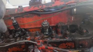 Демонтую гайки  і стакани форсунок ЮМЗ двигуна Д-65 (Ста