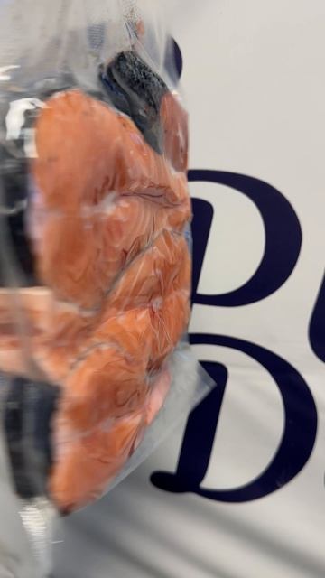 Порезали свежего лосося на стейки