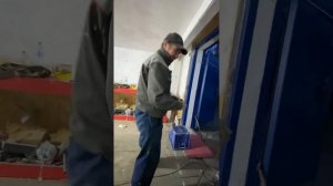 Как открутить баллон засохшей пены под пистолет