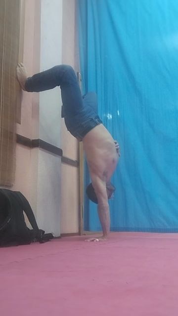 Реально ли отжаться в стойке на одной руке?