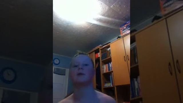 Читает хип-хап))