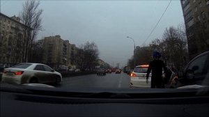 мужик блюёт из машины на ходу